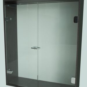 Division de Baño Batiende Elite, consta de un panel fijo de cristal templado combinado con una puerta batiente de cristal templado y un kit de instalación.